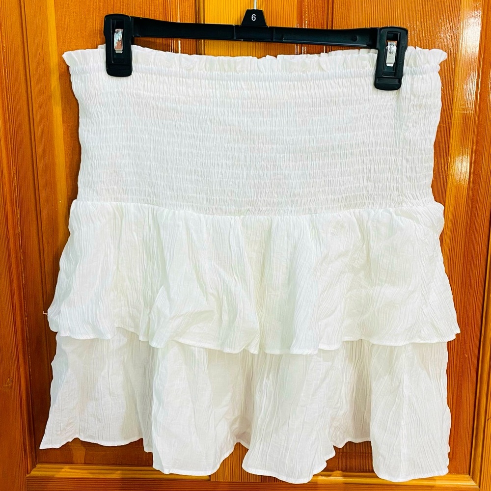 This skirt is perfect for a beach day! Very comfortable and cute.